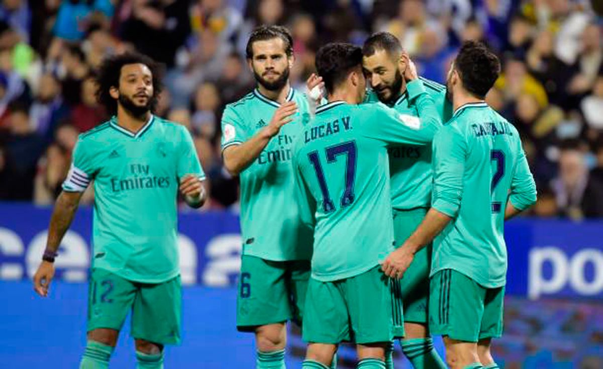 https://bookmaker-ratings.com.ua/wp-content/uploads/sites/6/2020/01/jugadores-del-real-madrid-celebrando.jpeg